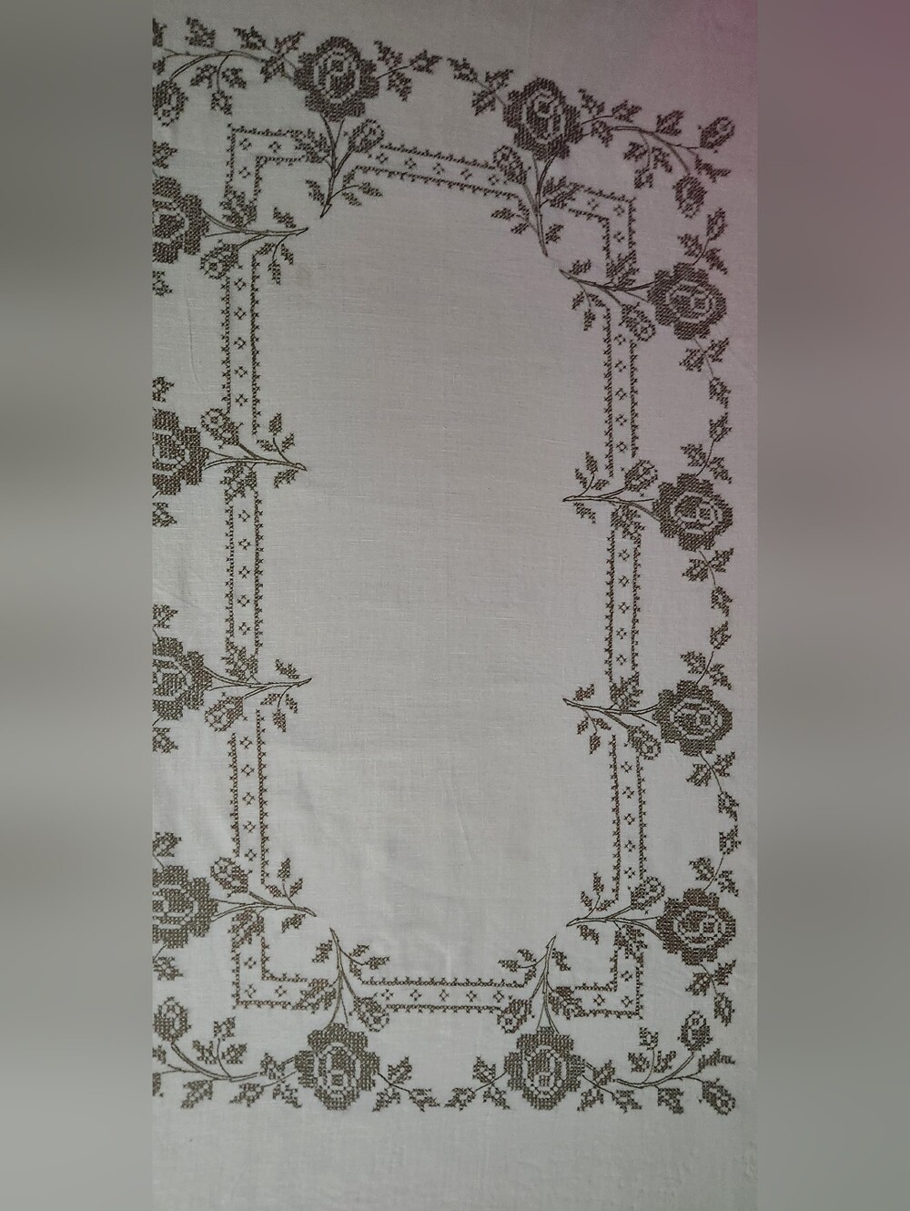 BROWN ROSE CROSSTITCH TABLECLOTH WITH CLUNY LACE - Picture 2 of 15